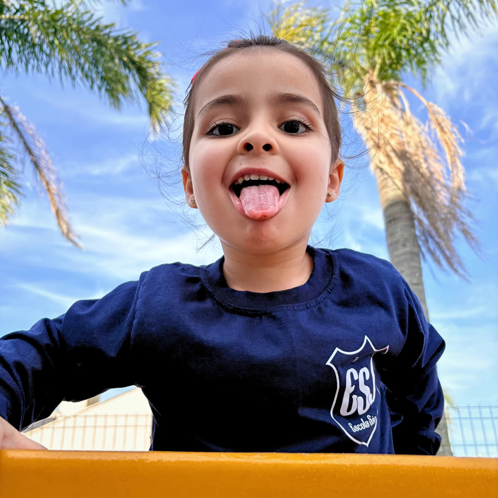 Aluna sorrindo durante uma experiência ao ar livre