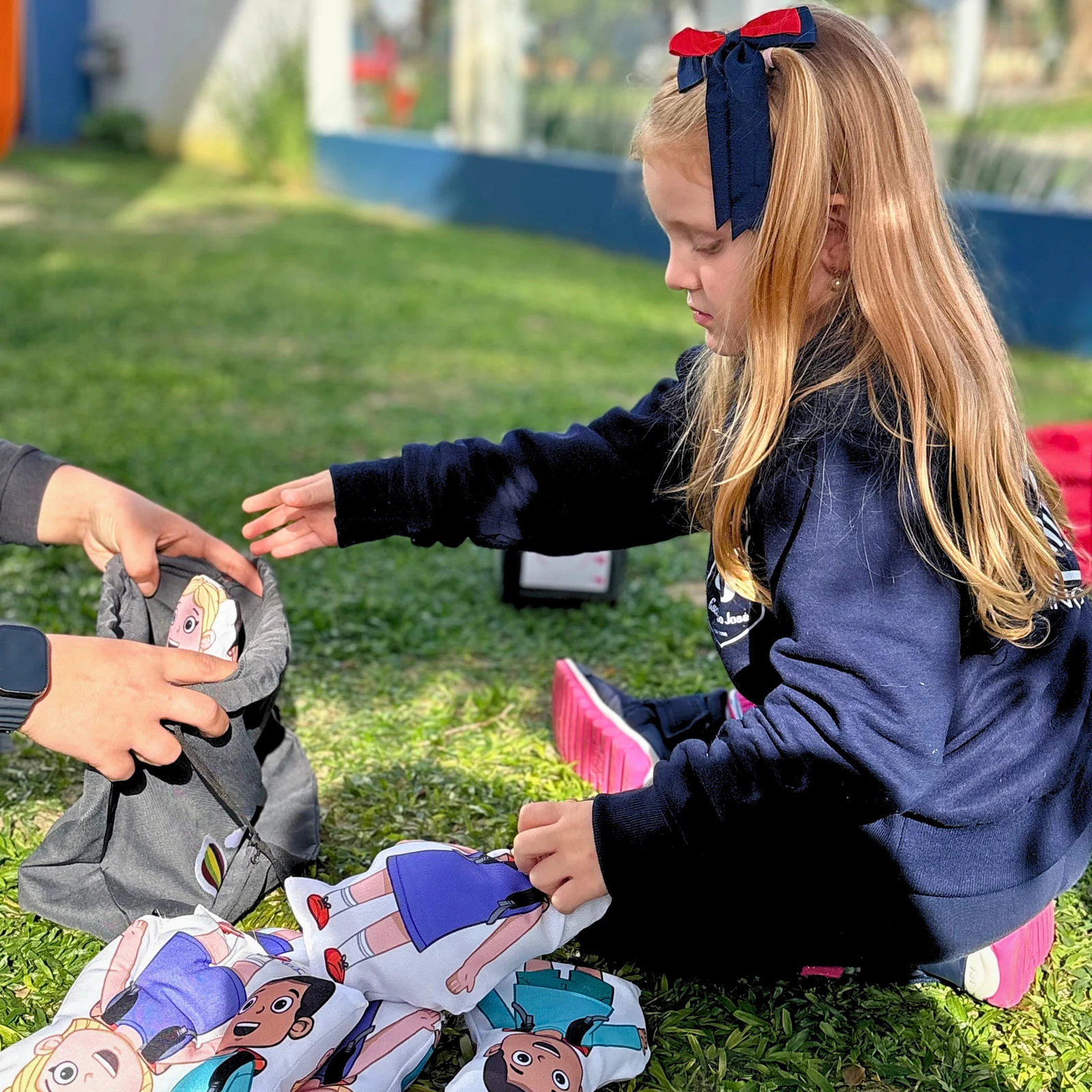 Aluna explorando personagens de histórias no jardim