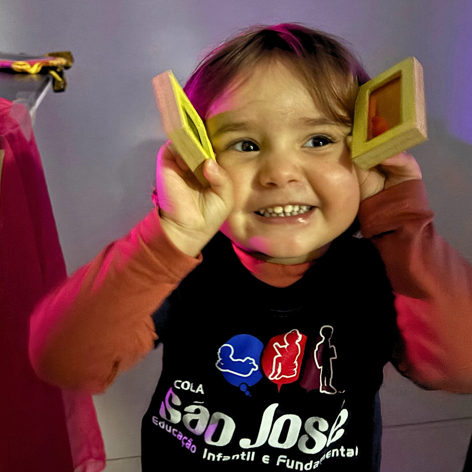 Criança brincando com peças coloridas durante uma atividade de descobertas