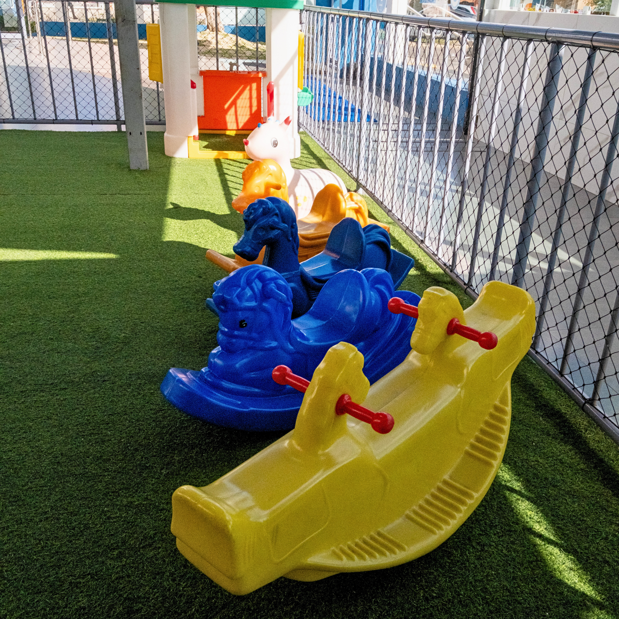 Área externa infantil da Escola São José com brinquedos